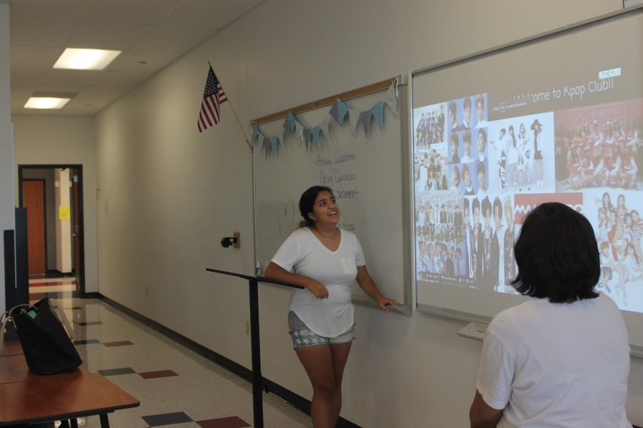 Vanessa Ascencio presents her slide show at the very first Kpop Club meeting. 