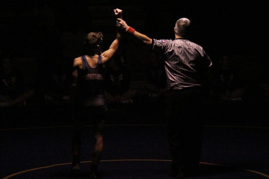Cameron+Steinhoff+defeats+his+opponent+in+a+match+against+Holt+for+his+100th+career+win+making+him+the+first+Liberty+wrestler+to+do+so.+