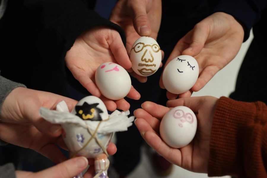 Students show off their eggs and how they decorate their children. 