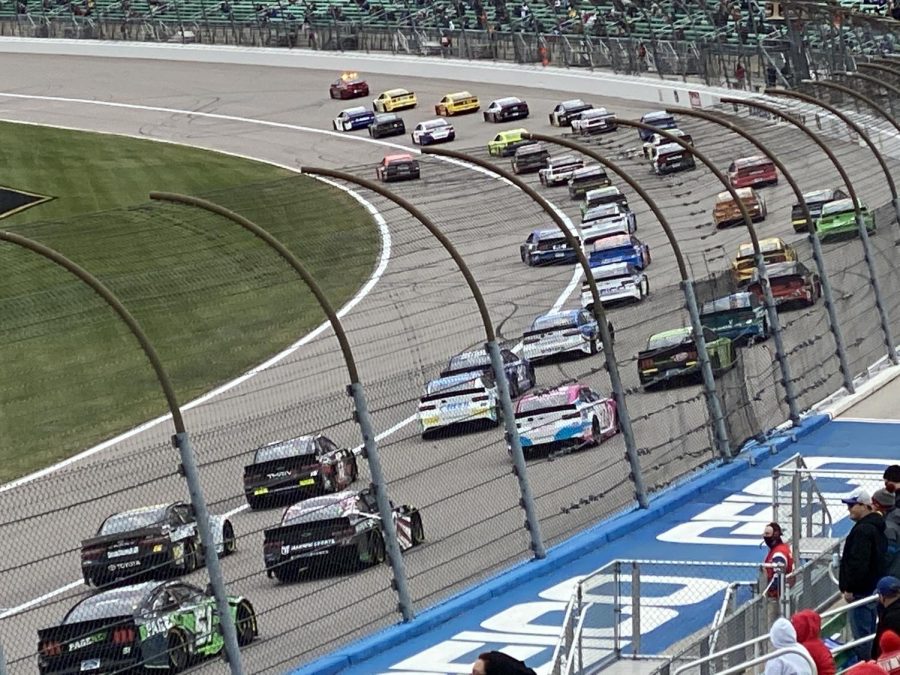 The+field+preparing+to+go+green+at+Kansas+Speedway+on+October+18%2C+2020