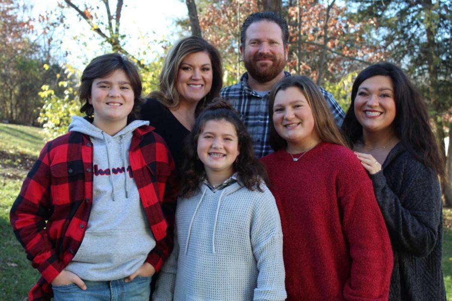 Layla Thornton (far right) with her mom (Jessica), dad (Kevin), brother (Sullivan, far left), sister (Charlotte, right), and youngest sister (Cecilia, center).