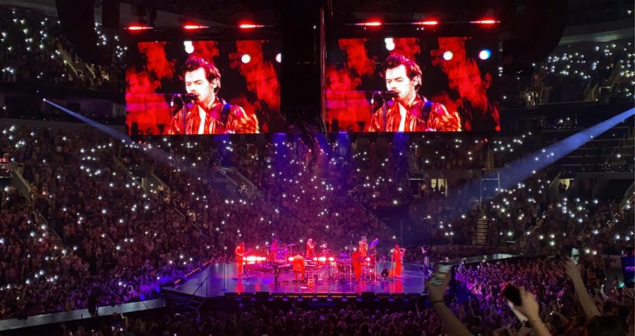 Harry Styles performs She in front of 19,000 people at Enterprise Center.