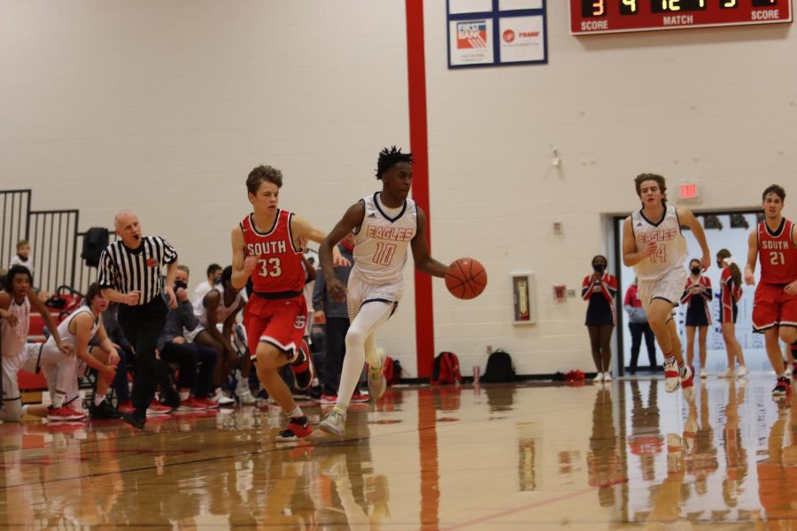 Jaden Betton dribbles the ball up the court in a game versus Fort Zumwalt South. The boys’ basketball team is getting ready to potentially capture championships this year.