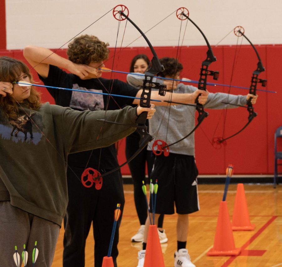 Students+in+Outdoor+Pursuits+learn+how+to+properly+handle+a+bow.+
