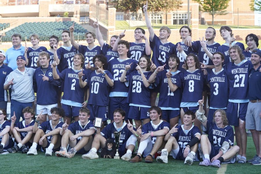 The+Wentzville+lacrosse+team+poses+for+a+picture+with+their+Show-Me+Cup+trophy.