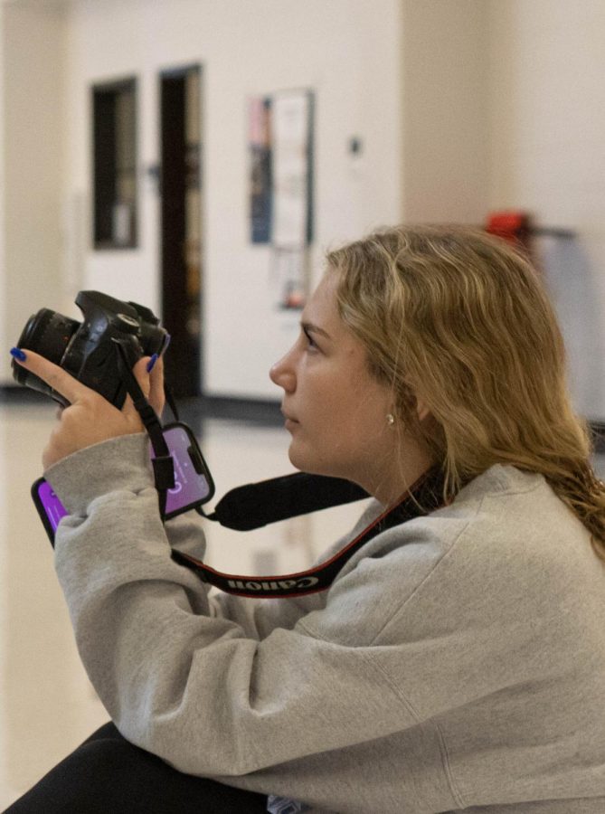Sophomore Marina Rizzo prepares to takes a photo for digital photography.