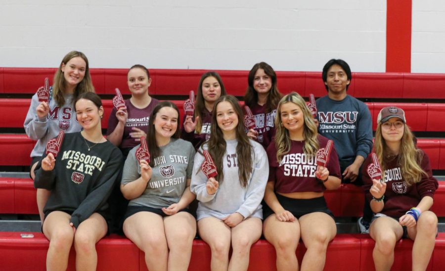 Students attending Missouri State in the fall pose together. 