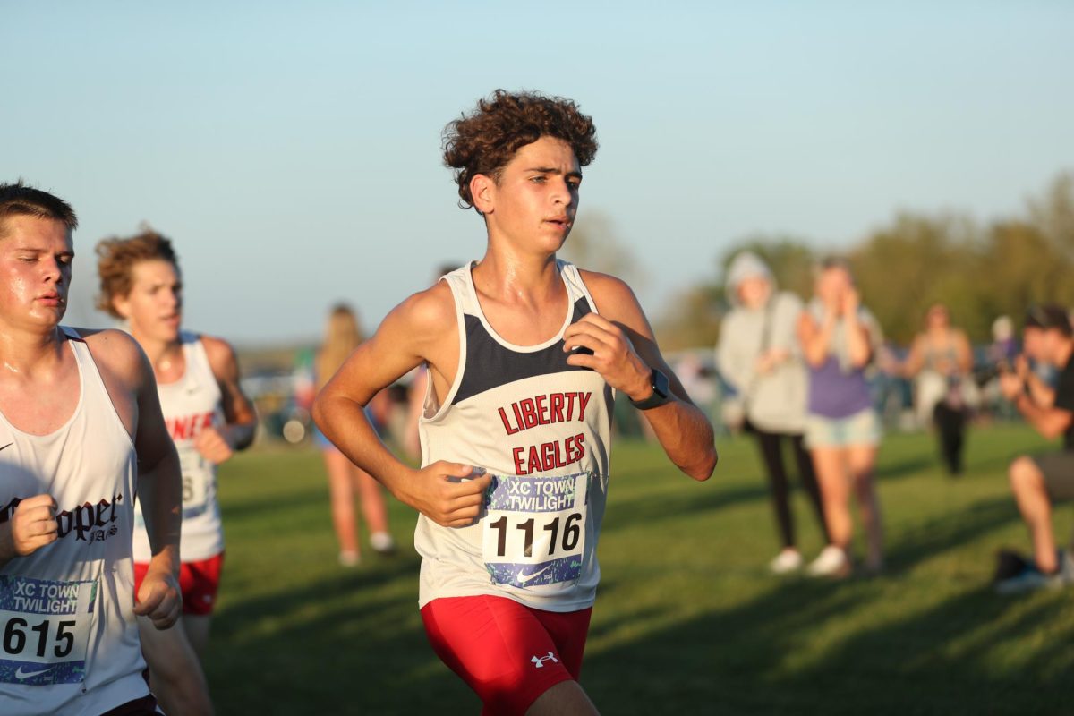 While+at+the+XC+Town+Twilight+meet+held+in+Terre+Haute%2C+Ind.%2C+sophomore+Brayden+Davies+pushes+through+his+run.
