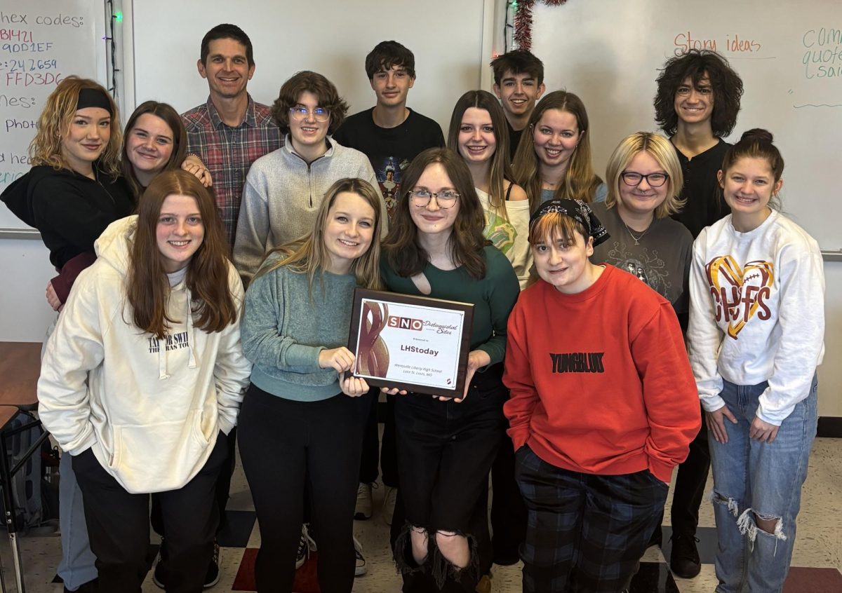 After receiving the SNO distinguished site recognition, the online news class smiles with the award. 