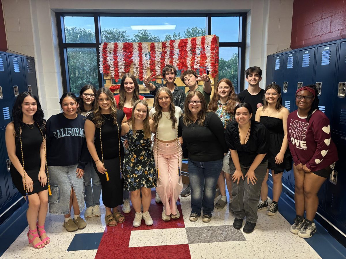 Seniors gathered around to pose for one last senior publications photo.