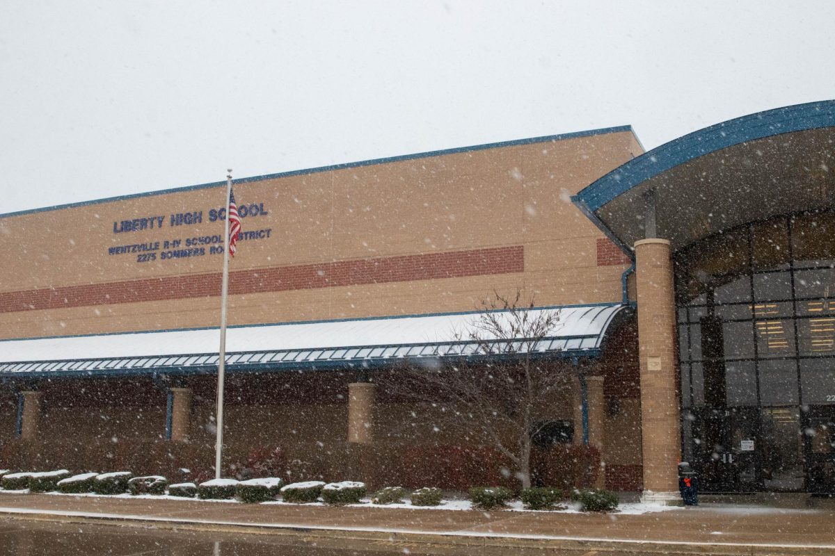 Snow began falling at a steady clip Monday during 4th hour. It progressed rapidly and the Wentzville School District called for an early release Monday late morning snow brought Wentzville schools an early release at 11:14 a.m. 