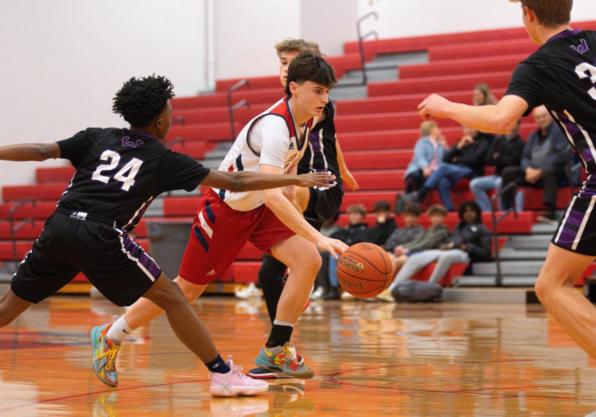 Gavin Zebelman (9) dribbles the ball through Zumwalt West defenders. 